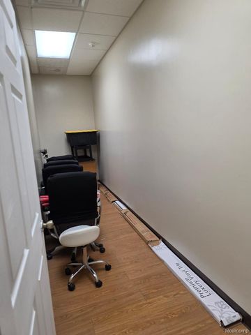 10350 W 9 Mile Road, Oak Park, MI 48237