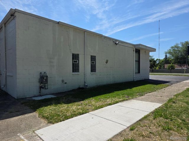 10350 W 9 Mile Road, Oak Park, MI 48237