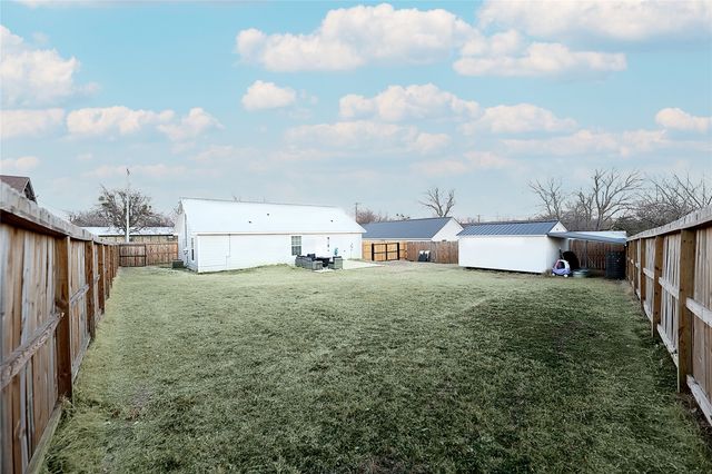 212 E Clay Street, Bowie, TX 76230