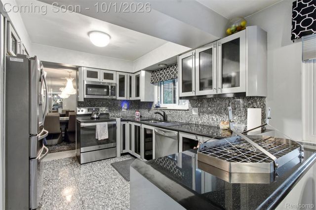 34979 Oakland Street, Farmington, MI 48335