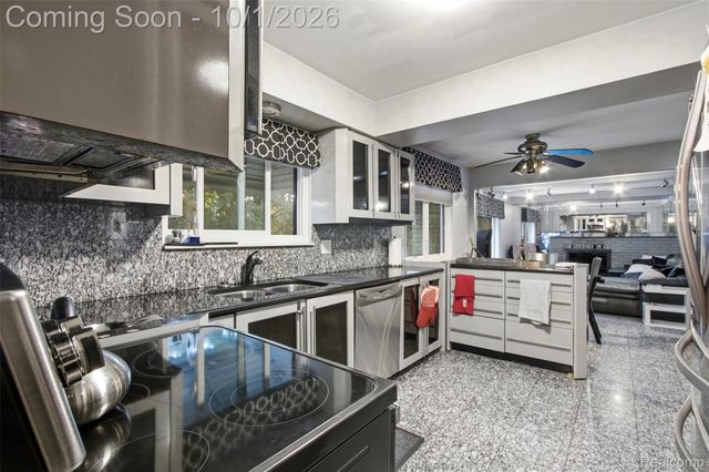 34979 Oakland Street, Farmington, MI 48335