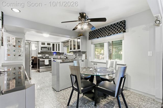 34979 Oakland Street, Farmington, MI 48335
