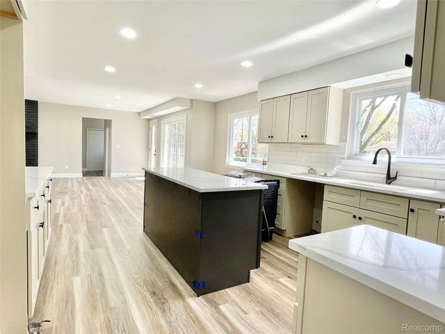 600 SEDGEFIELD Drive, Bloomfield Charter Township, MI 48304