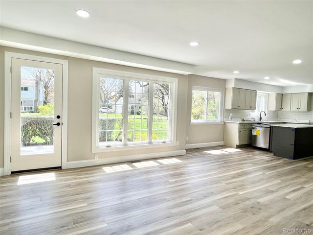 600 SEDGEFIELD Drive, Bloomfield Charter Township, MI 48304