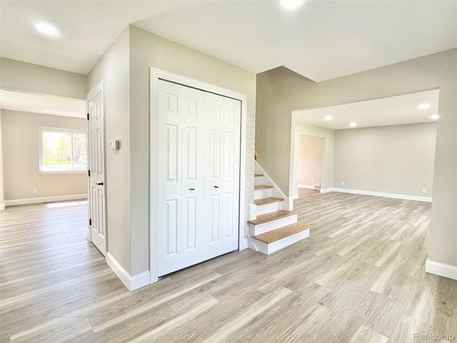 600 SEDGEFIELD Drive, Bloomfield Charter Township, MI 48304