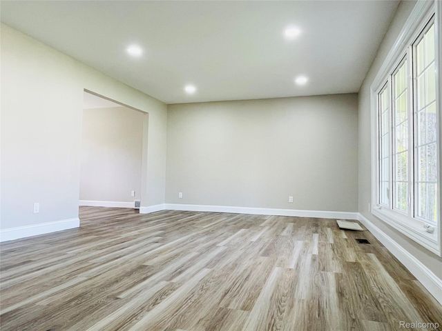600 SEDGEFIELD Drive, Bloomfield Charter Township, MI 48304