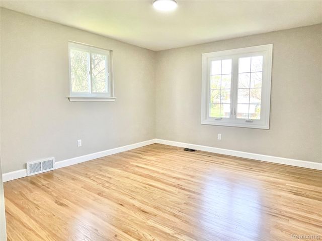 600 SEDGEFIELD Drive, Bloomfield Charter Township, MI 48304