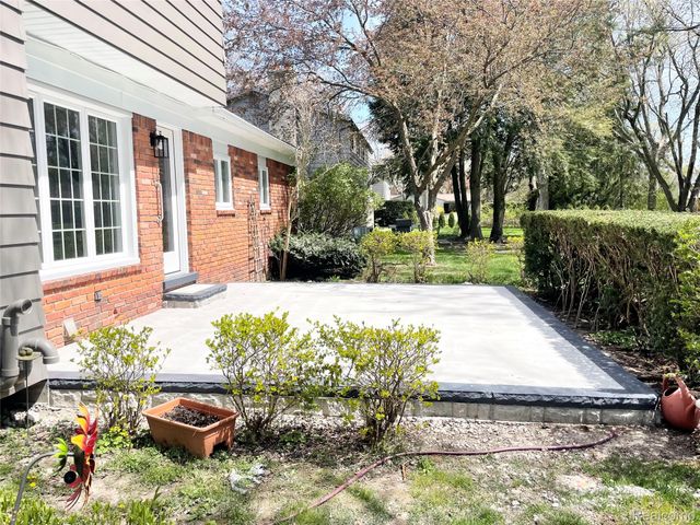600 SEDGEFIELD Drive, Bloomfield Charter Township, MI 48304