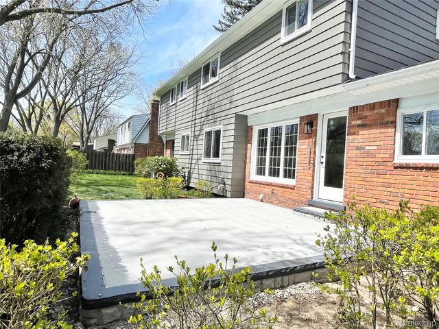 600 SEDGEFIELD Drive, Bloomfield Charter Township, MI 48304