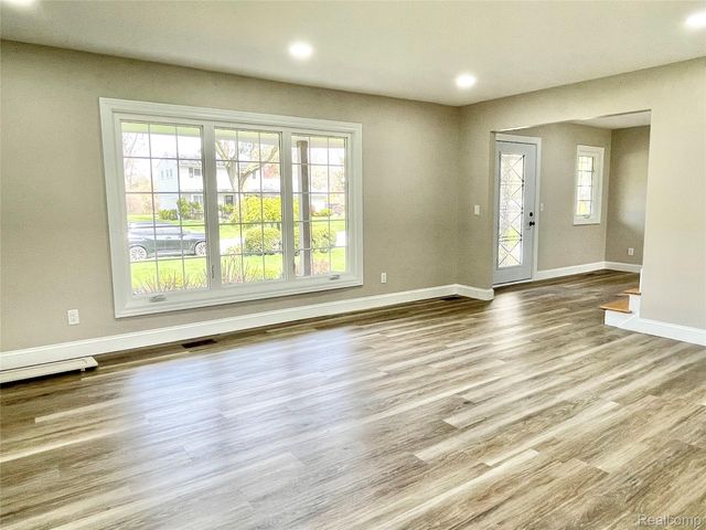 600 SEDGEFIELD Drive, Bloomfield Charter Township, MI 48304