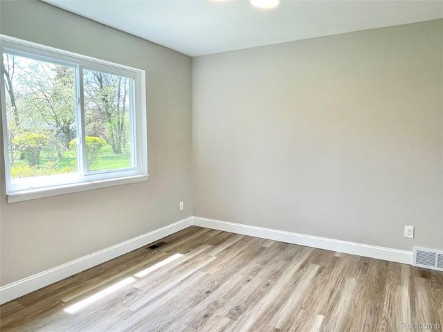 600 SEDGEFIELD Drive, Bloomfield Charter Township, MI 48304