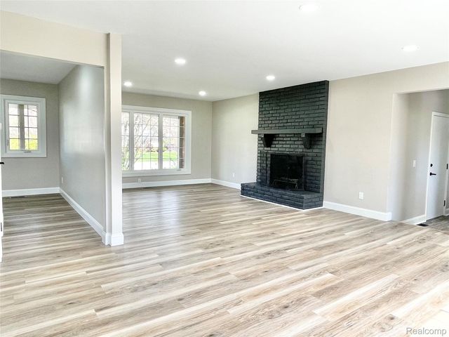 600 SEDGEFIELD Drive, Bloomfield Charter Township, MI 48304