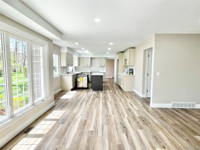 600 SEDGEFIELD Drive, Bloomfield Charter Township, MI 48304