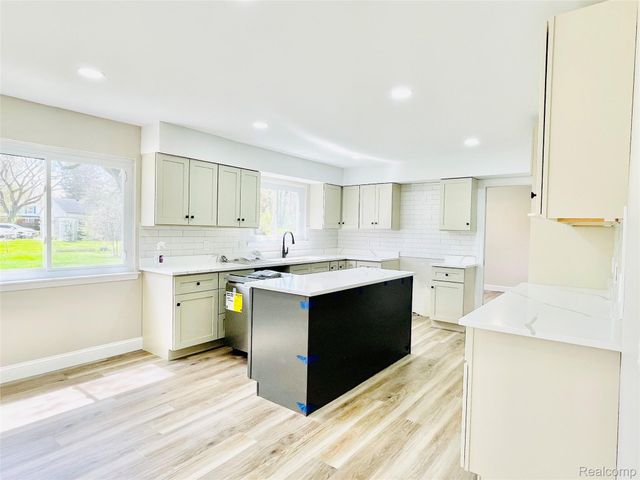 600 SEDGEFIELD Drive, Bloomfield Charter Township, MI 48304