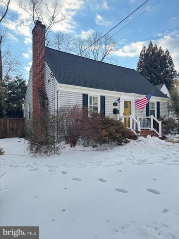 2406 S DINWIDDIE ST, Arlington, VA 22206