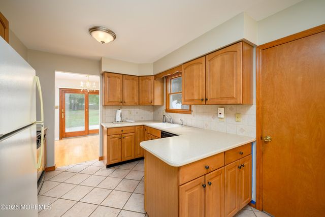 48 Starlight Road, Howell, NJ 07731