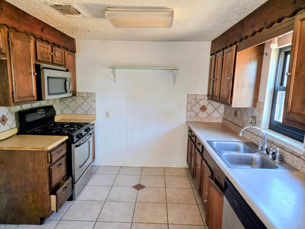 Image 4 of property listing at 1111 Mccall Street, Eden, TX 76837