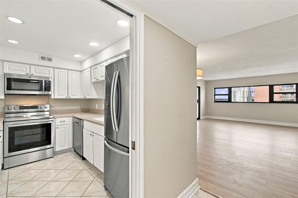 Image 9 of property listing at 4141 BAYSHORE BOULEVARD 1106, Tampa, FL 33611