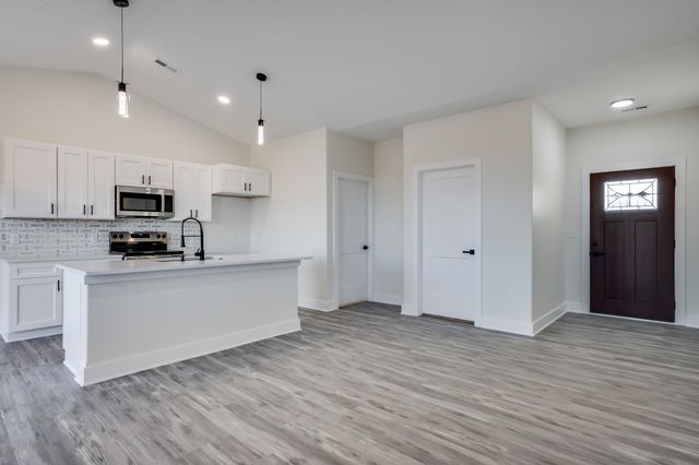 193 S Sycamore Dr, Valley Center, KS 67147