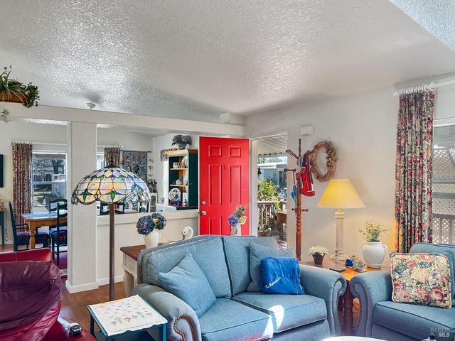 8169 Willow St, Windsor, CA 95492