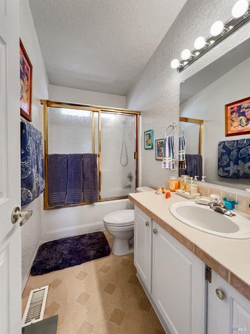 8169 Willow St, Windsor, CA 95492