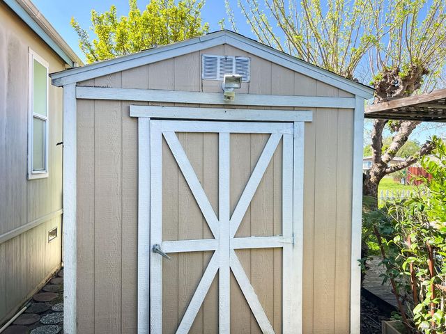 8169 Willow St, Windsor, CA 95492