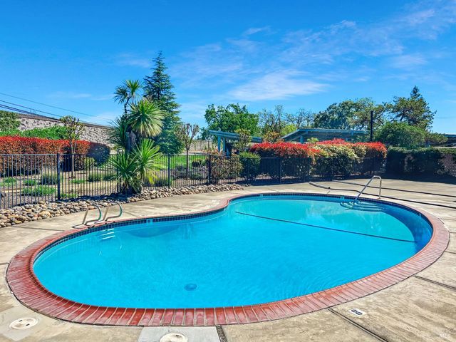 8169 Willow St, Windsor, CA 95492