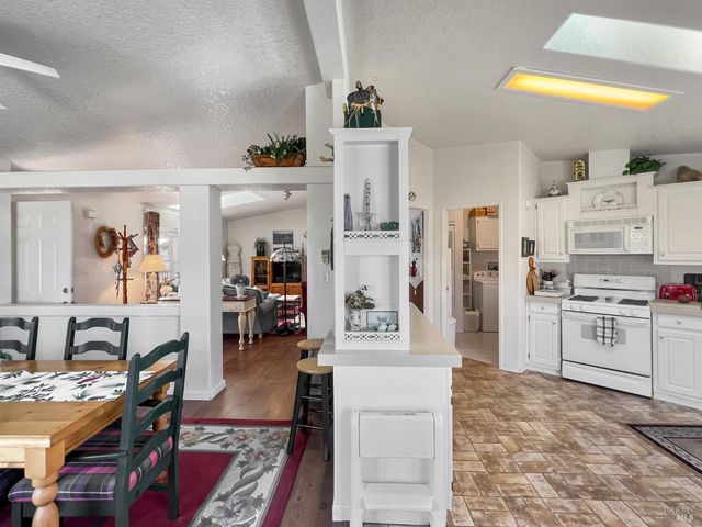 8169 Willow St, Windsor, CA 95492