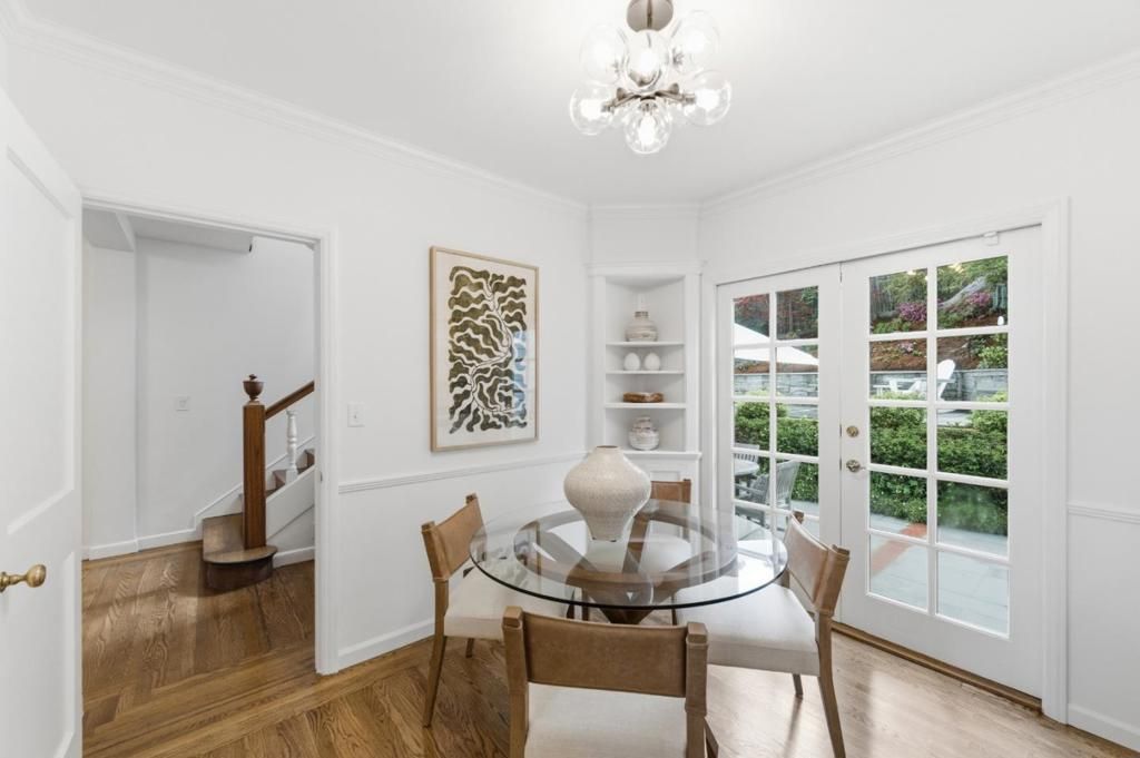 Image 10 of property listing at 2835 Hillside Drive, Burlingame, CA 94010