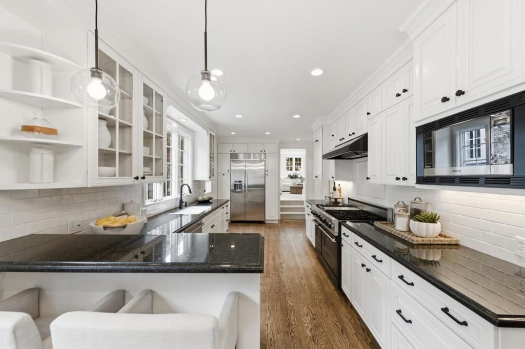 Image 12 of property listing at 2835 Hillside Drive, Burlingame, CA 94010
