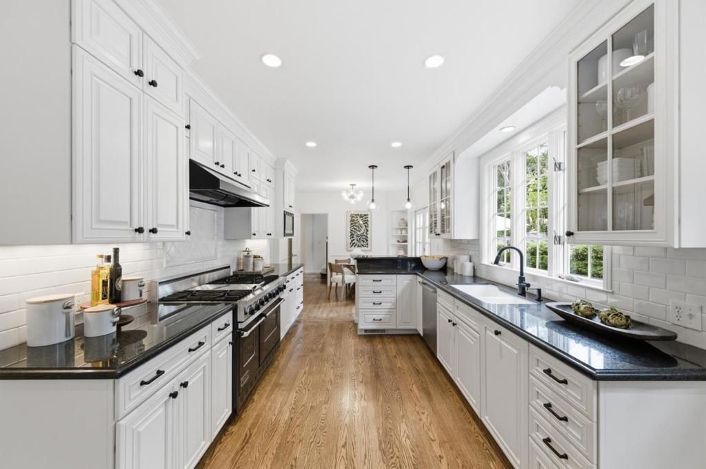 Image 13 of property listing at 2835 Hillside Drive, Burlingame, CA 94010