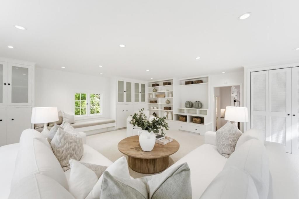 Image 20 of property listing at 2835 Hillside Drive, Burlingame, CA 94010