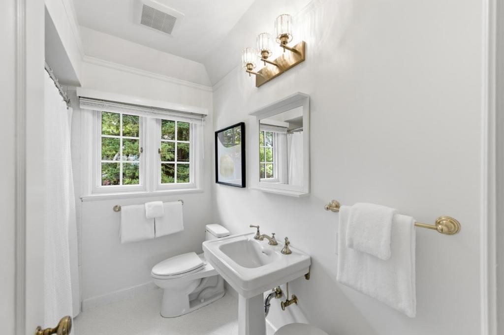 Image 27 of property listing at 2835 Hillside Drive, Burlingame, CA 94010