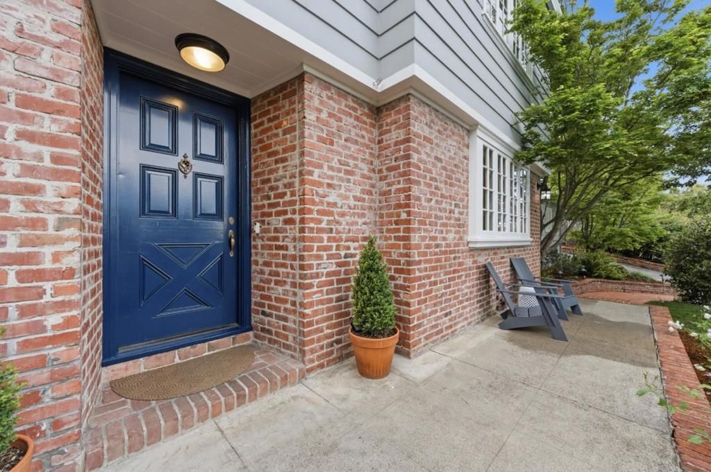 Image 3 of property listing at 2835 Hillside Drive, Burlingame, CA 94010