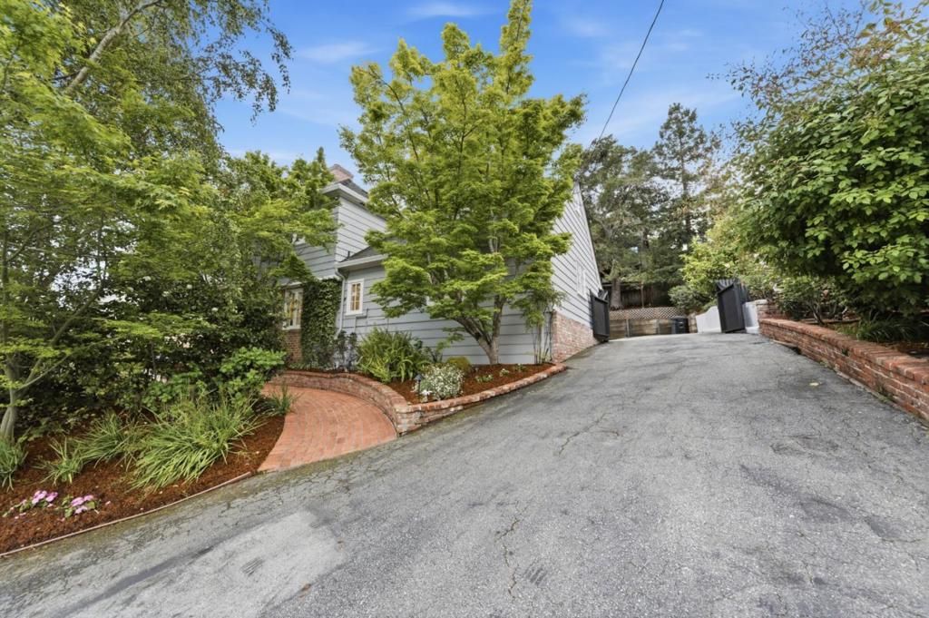Image 37 of property listing at 2835 Hillside Drive, Burlingame, CA 94010