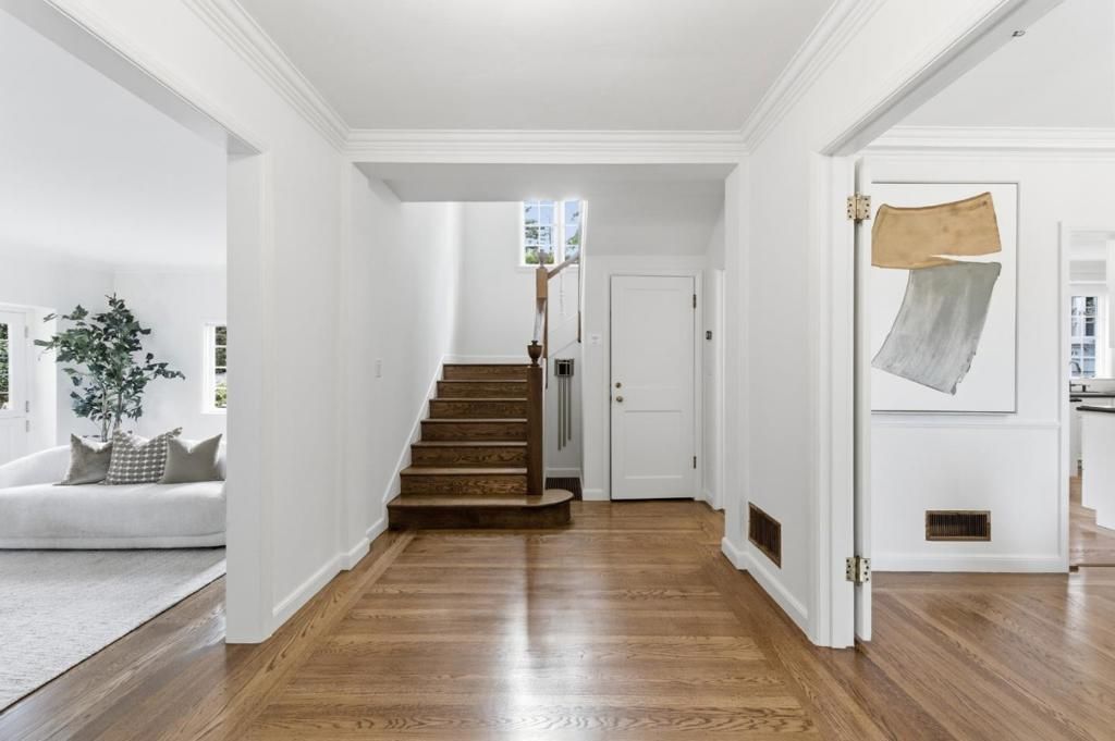 Image 4 of property listing at 2835 Hillside Drive, Burlingame, CA 94010