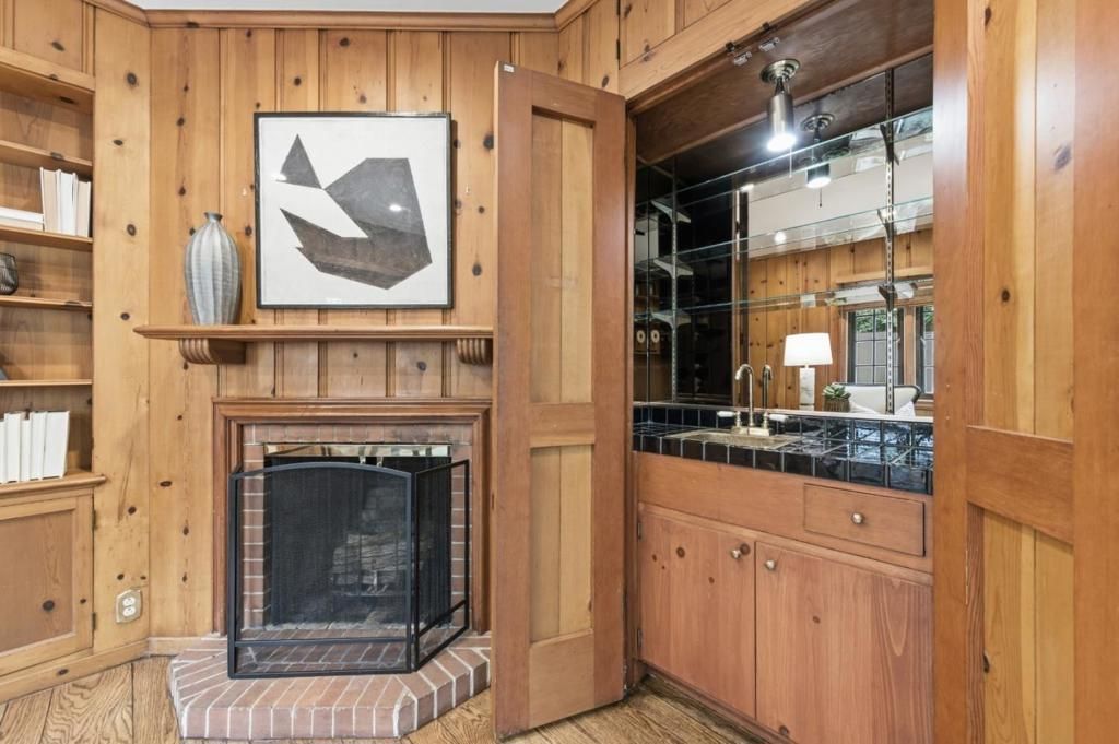 Image 8 of property listing at 2835 Hillside Drive, Burlingame, CA 94010