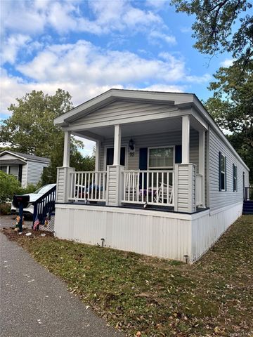 37 Hubbard Avenue 95, Riverhead, NY 11901