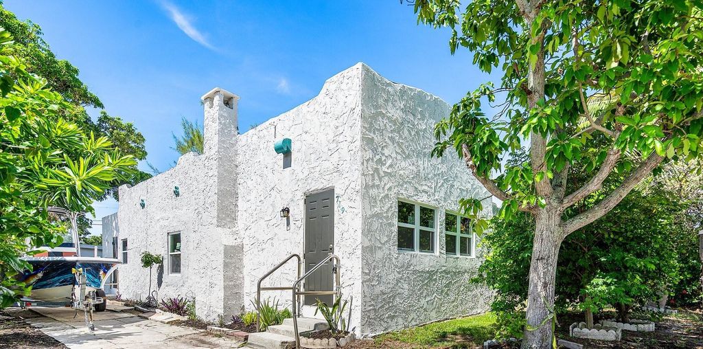 719 Briggs Street, West Palm Beach, FL 33405