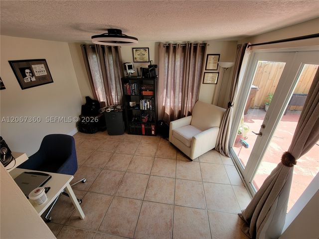 1316 W 61st Pl, Hialeah, FL 33012