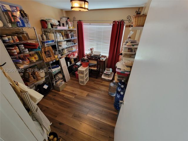 1316 W 61st Pl, Hialeah, FL 33012