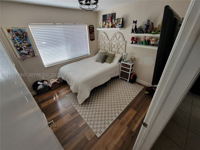 1316 W 61st Pl, Hialeah, FL 33012