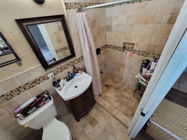 1316 W 61st Pl, Hialeah, FL 33012