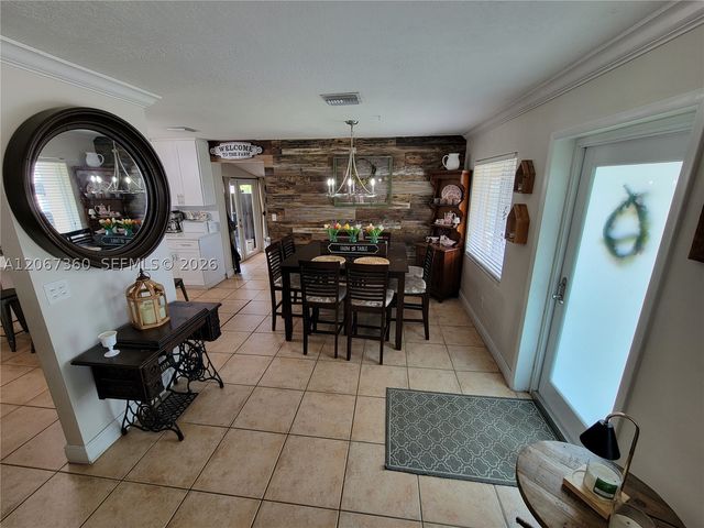 1316 W 61st Pl, Hialeah, FL 33012