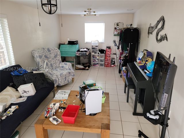 1316 W 61st Pl, Hialeah, FL 33012
