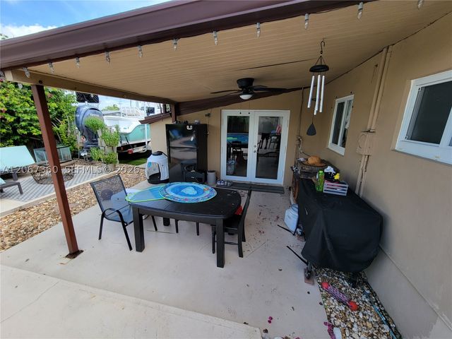 1316 W 61st Pl, Hialeah, FL 33012