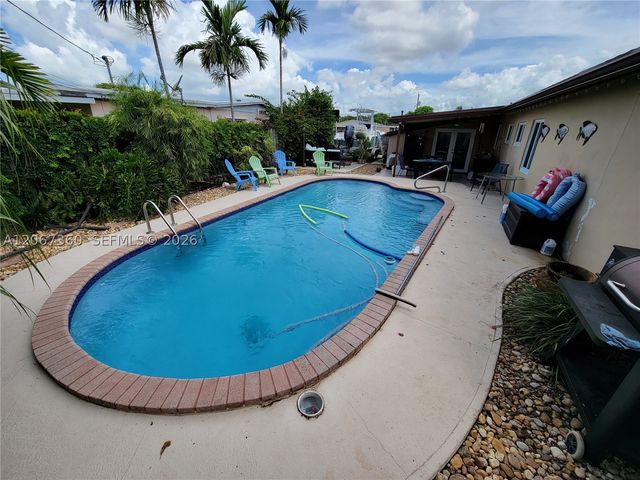 1316 W 61st Pl, Hialeah, FL 33012