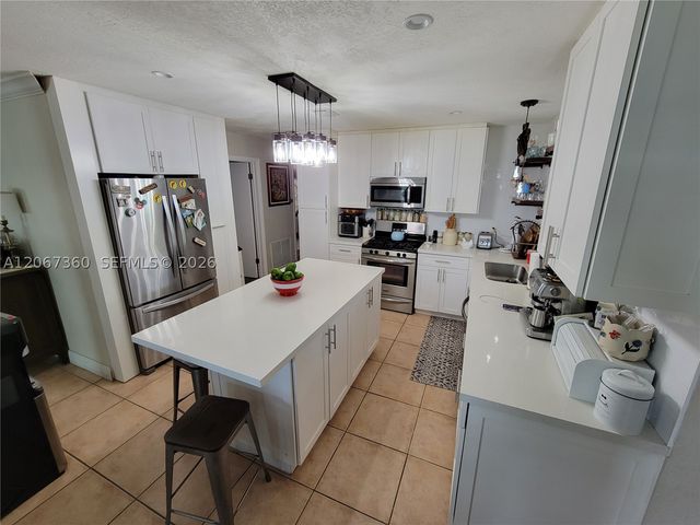 1316 W 61st Pl, Hialeah, FL 33012