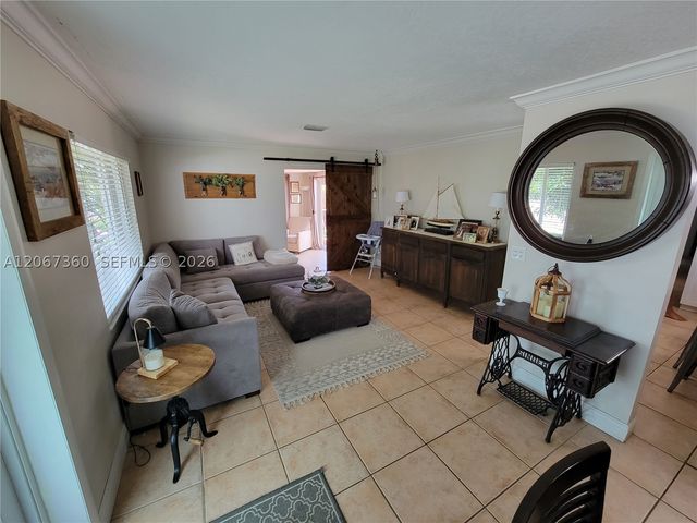1316 W 61st Pl, Hialeah, FL 33012