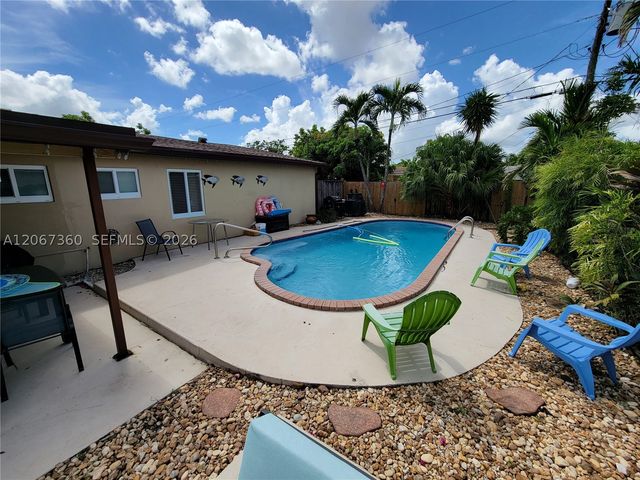 1316 W 61st Pl, Hialeah, FL 33012
